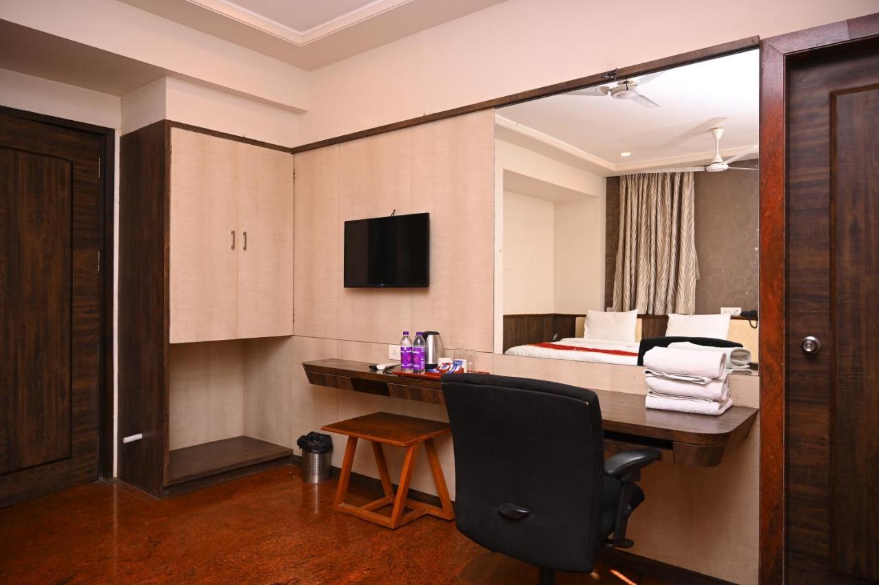 Hotel Center Point Солапур Екстериор снимка