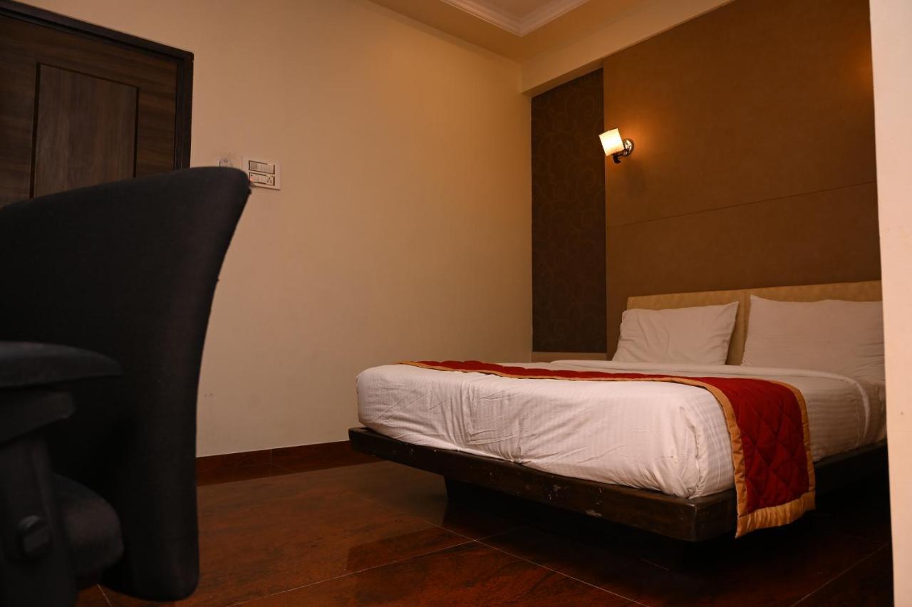 Hotel Center Point Солапур Екстериор снимка