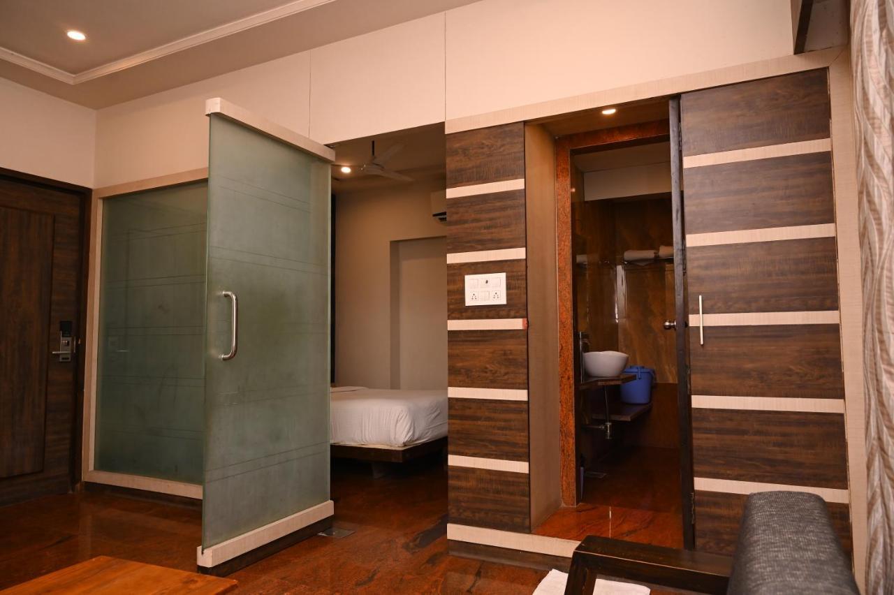 Hotel Center Point Солапур Екстериор снимка