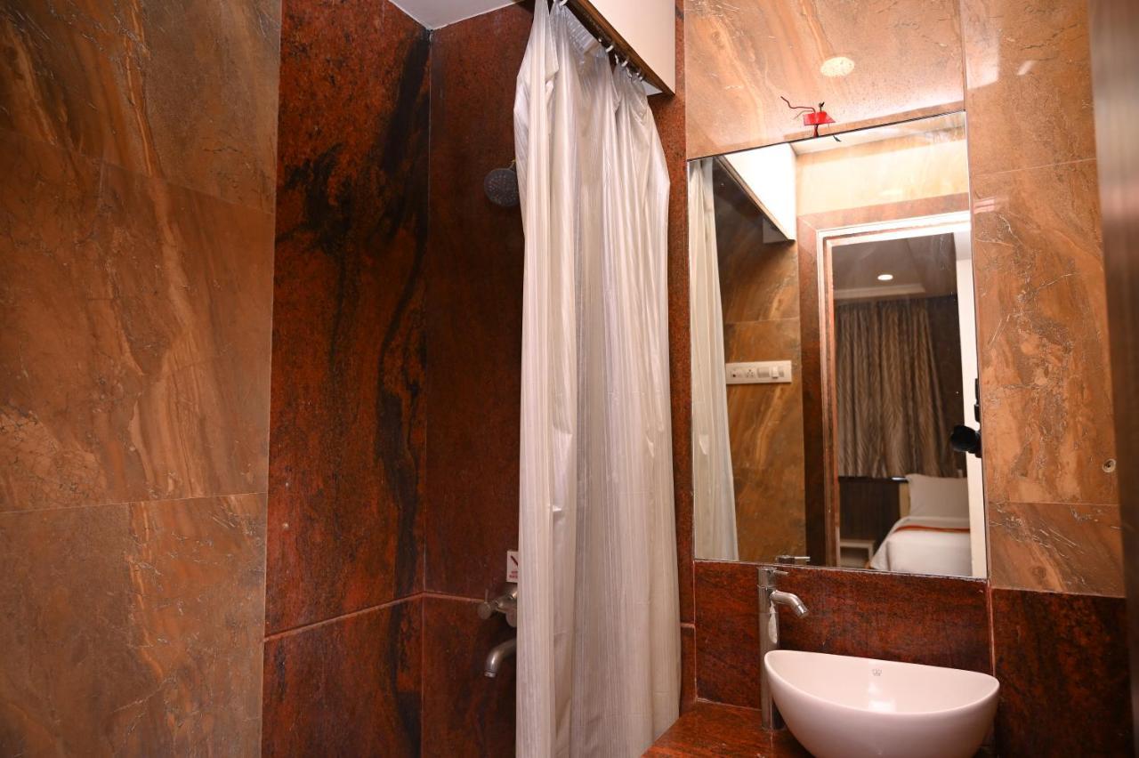 Hotel Center Point Солапур Екстериор снимка