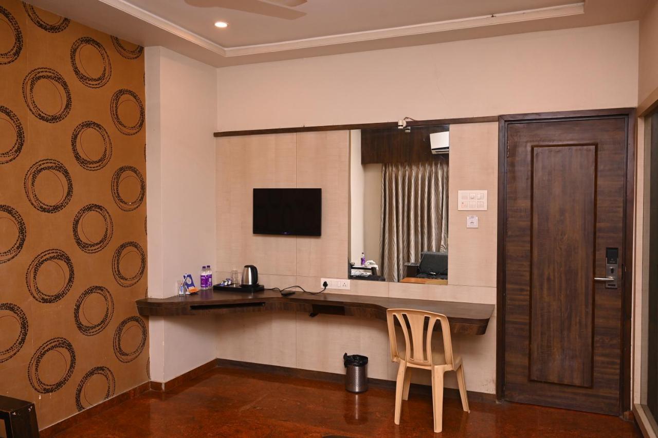 Hotel Center Point Солапур Екстериор снимка