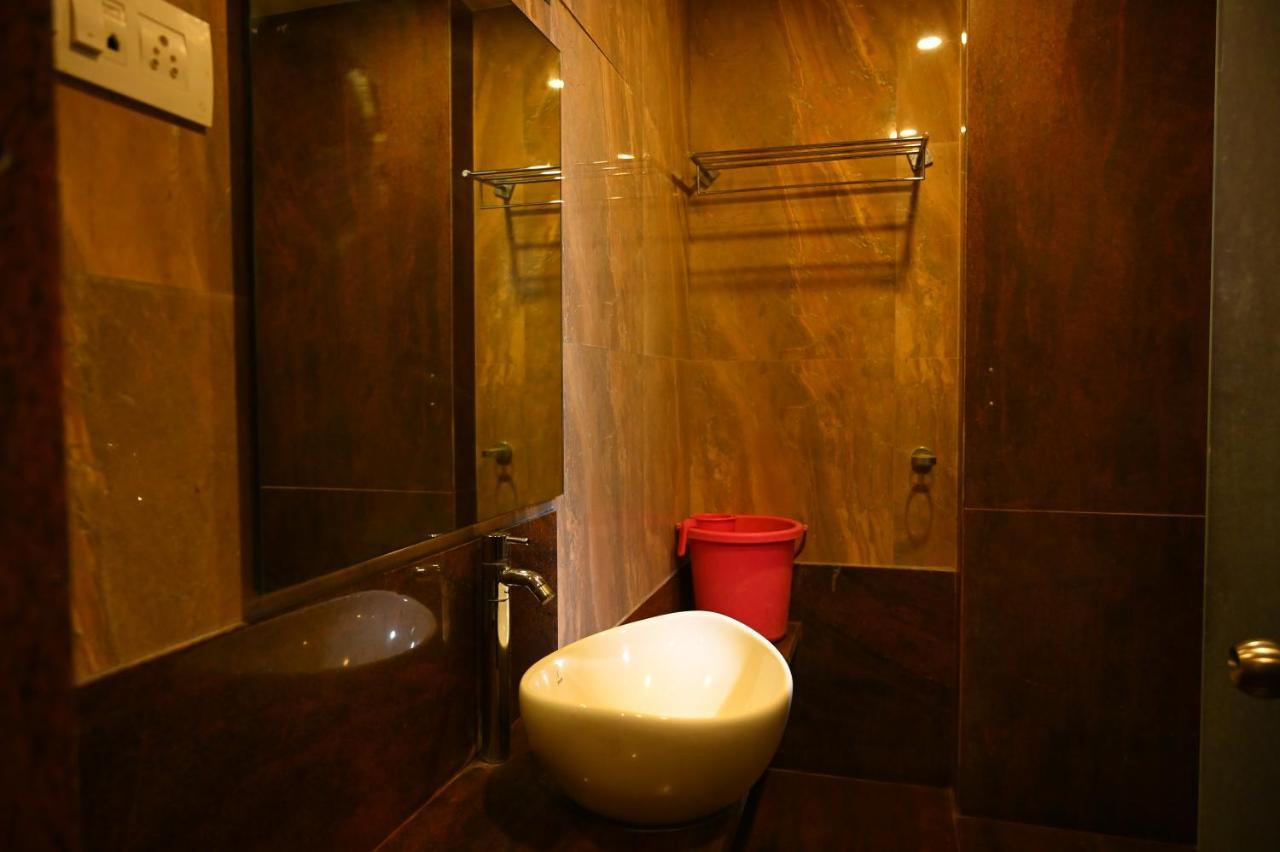 Hotel Center Point Солапур Екстериор снимка
