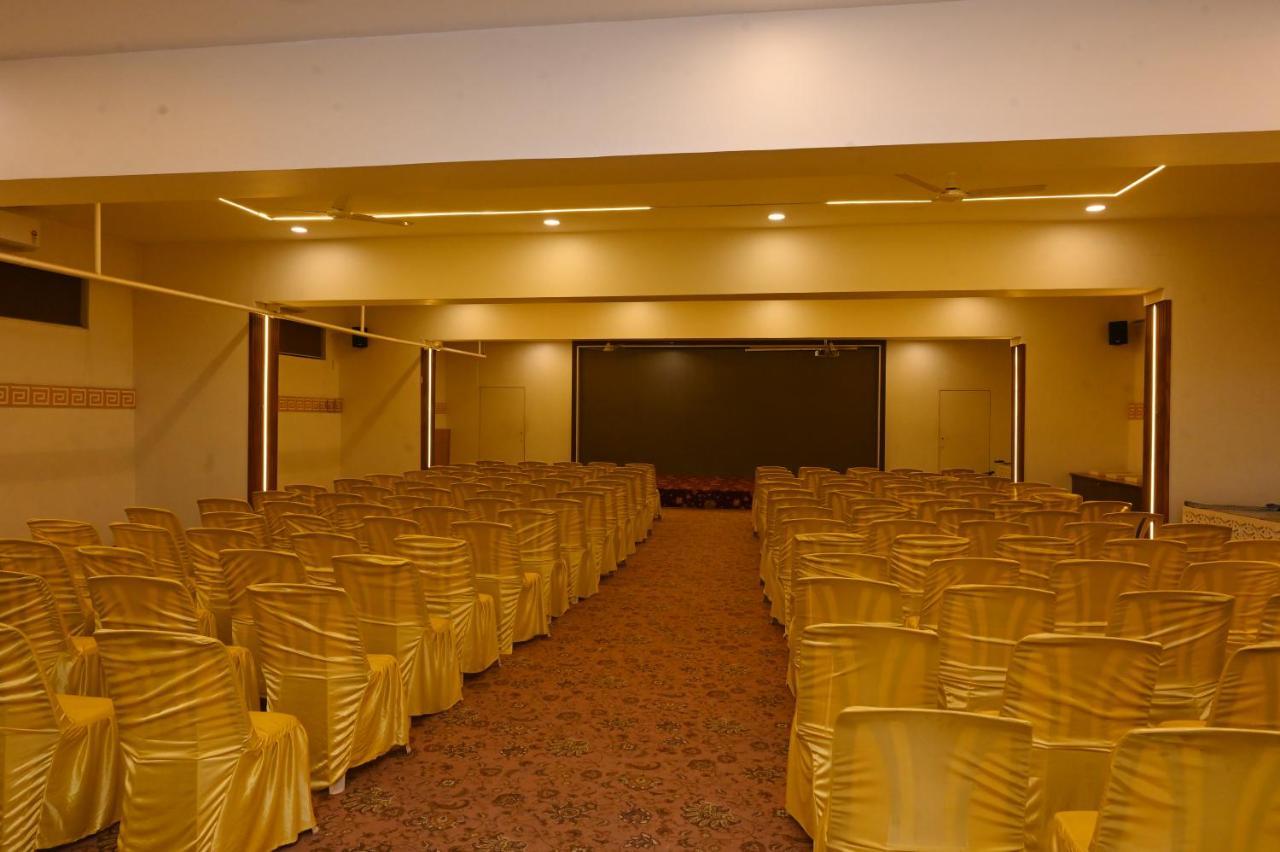 Hotel Center Point Солапур Екстериор снимка