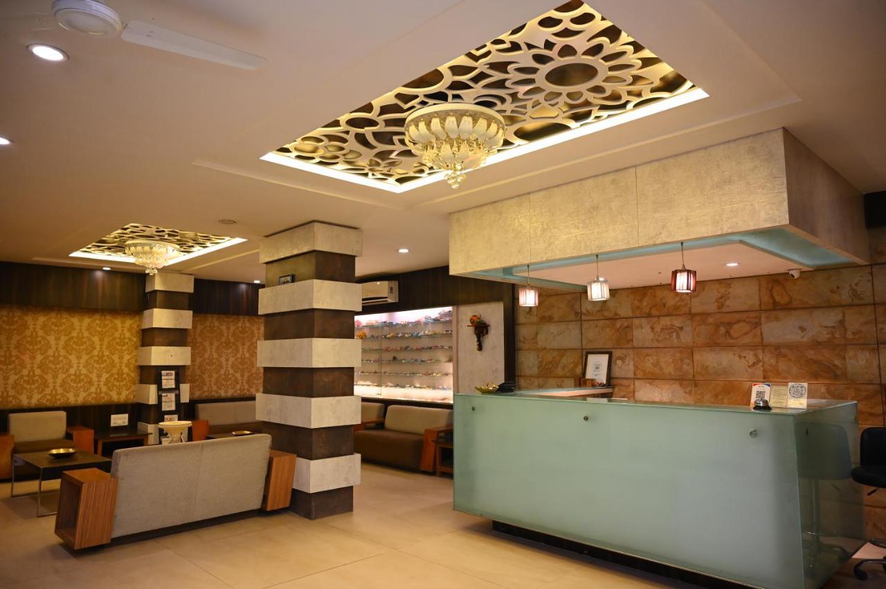 Hotel Center Point Солапур Екстериор снимка