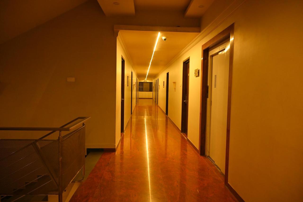 Hotel Center Point Солапур Екстериор снимка